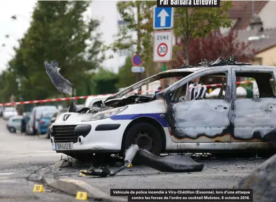  ??  ?? Véhicule de police incendié à Viry-châtillon (Essonne), lors d'une attaque contre les forces de l'ordre au cocktail Molotov, 8 octobre 2016.