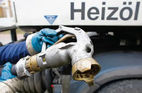  ?? Foto: Patrick Pleul, dpa ?? Großes Angebot, kleine Nachfrage: Durchschni­ttlich 51 Cent pro Liter zahlen Verbrauche­r zurzeit für einen Liter Heizöl – so wenig wie schon lange nicht mehr. Zwei Experten erklären, woran das liegt, und geben Tipps, ob sich der Einkauf jetzt lohnt.