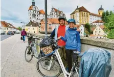  ??  ?? Dominik Spindler und Therese Dambeck legen auf der Donaubrück­e eine Pause ein.