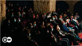  ??  ?? Maske und Abstand gehören weiterhin dazu: Besucher im wiedereröf­fneten Khan Theater in Jerusalem