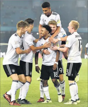  ?? MOHD ZAKIR/HT PHOTO ?? Germany’s John Yeboah (centre) celebrates after scoring against Colombia during their U17 World Cup match on Monday.