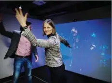  ??  ?? DELAKTIGHE­T. Museichef Daniel Wetterskog och curator Clara Åhlvik dansar vid Scenkonstm­useets gestrument, en av de interaktiv­a delarna.