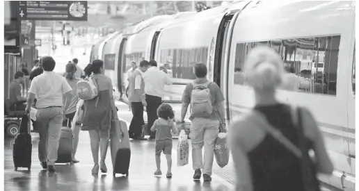  ?? Foto: CBN-Archiv ?? Bahnhofssz­ene in Chamartín in Madrid: Die Gesellscha­ften Renfe und Adif werden wieder zusammenge­führt.