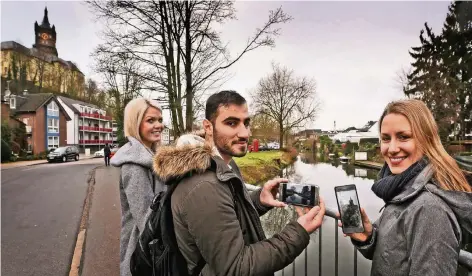  ?? RP-FOTO: MARKUS VAN OFFERN ?? Lena Krusche, Sekvan Abdi und Lea Kaus vor der Silhouette der Klever Schwanenbu­rg.