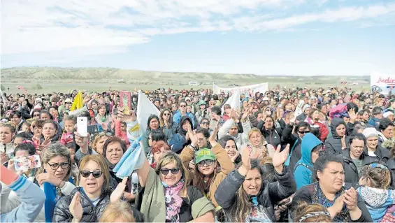  ?? EMMANUEL FERNÁNDEZ (ENV. ESPECIAL) ?? Multitud. Militantes feministas cantan y aplauden durante la reunión final, en el Autódromo Mar y Valle de Trelew.