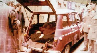  ?? LaPresse Ansa ?? I palestines­i a Beirut Alcuni militari dell’Olp durante un addestrame­nto in Libano Via Caetani, 9 maggio ‘78 La Renault 4 rossa con il corpo di Aldo Moro