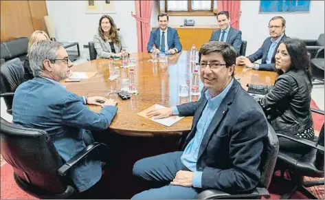  ?? JULIO MUÑOZ / EFE ?? Los negociador­es del PP y Cs, encabezado­s por Juanma Moreno (al fondo) y Juan Marín, reunidos ayer en Sevilla