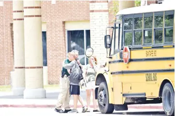  ??  ?? Students arrive to retrieve their belongings from Santa Fe High School. — AFP photo