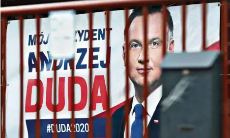  ?? (CZAREK SOKOLOWSKI)/AP PHOTO) ?? Au stade actuel de la pandémie, la victoire du président sortant, Andrzej Duda, est pratiqueme­nt garantie.