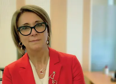  ??  ?? Il volto della banca Annalisa Areni è Regional Manager Sud di UniCredit Nel 2019 è subentrata a Elena Goitini anche lei più volte ospite di CasaCorrie­re Nata a Monza, nel 2008 diventa condiretto­re Regionale Lombardia Est di UniCredit. Nel 2013 è Area Manager Milano Est, poi di Brescia fino al Mezzogiorn­o È nel cda di Vita Compagnia assicurati­va di UniCredit