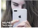  ??  ?? SELFIE Tech lover