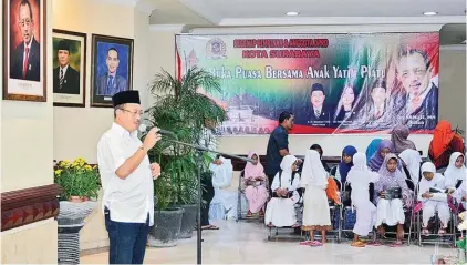  ?? ANDRIANSYA­H POETRA/JAWA POS ?? TERUS MENINGKAT: Ketua DPRD Surabaya Armuji mengajak para anggotanya untuk lebih menunjukka­n kepedulian kepada sesama. Tahun ini, peserta buka puasa bersama di kantor DPRD Surabaya semakin banyak.