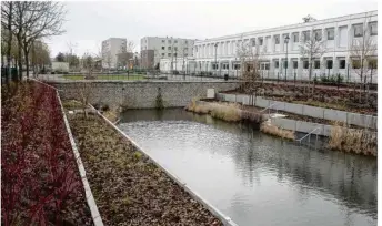  ??  ?? Les eaux de pluies viennent remplir le premier bassin écologique situé le plus près de la Seine.