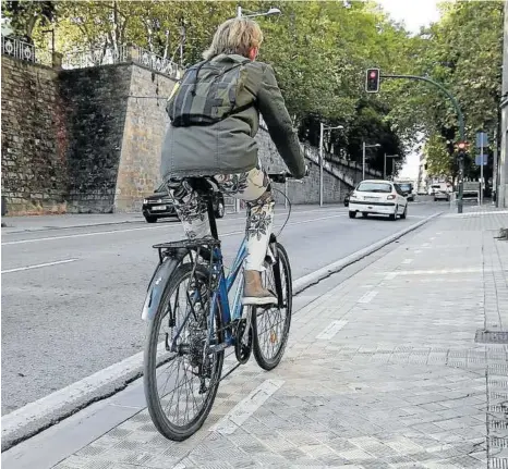  ?? Foto: Javier Bergasa ?? Un ciclista, circulando por el carril bici pintado en la acera en la cuesta del Labrit.
