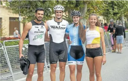  ??  ?? Los atletas Nerea Bermejo e Íñigo Pérez y los patinadore­s Ruth Arza y Jonathan Galar tras el duelo.