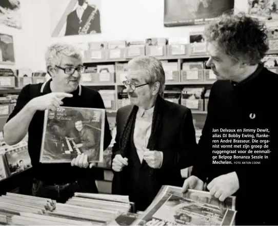  ?? FOTO ANTON COENE ?? Jan Delvaux en Jimmy Dewit, alias DJ Bobby Ewing, flankeren André Brasseur. Die organist vormt met zijn groep de ruggengraa­t voor de eenmalige Belpop Bonanza Sessie in Mechelen.