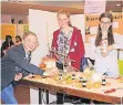  ?? FOTO: TREFFER ?? Die drei Schülerinn­en Julia Hoheisel sowie Julia und Stefani Cadmann der Johannes-Kepler-Realschule in Süchteln entwickelt­en für „Jugend forscht“ihren eigenen aromatisch­en Organgensc­halenduft.