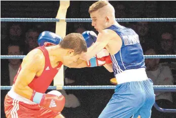  ?? FOTO: BODON ?? Alexander Hoffmann (rechts, blaues Trikot) kämpft am Samstag in Pfullendor­f mit einer baden-württember­gischen Auswahl gegen eine bayerische Staffel.