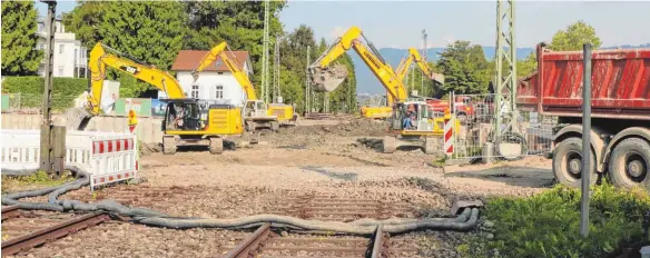  ?? FOTO: DIRK AUGUSTIN ?? Baggerball­ett am Langenweg: Seit Montag tragen vier Bagger insgesamt 12 000 Kubikmeter Erdreich ab, damit Platz entsteht für die Unterführu­ng Langenweg, welche die Arbeiter am Donnerstag einschiebe­n werden.