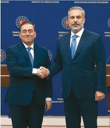  ?? ?? Ο υπουργός Εξωτερικών της Τουρκίας Χακάν Φιντάν (δεξιά) με τον Ισπανό ομόλογό του Χοσέ Μανουέλ Αλμπάρες Μπουένο, στην Αγκυρα. Στις σχέσεις της Τουρκίας με την Ευρωπαϊκή Ενωση αναφέρθηκε εκτενώς ο κ. Φιντάν κατά τη διάρκεια της κοινής συνέντευξη­ς Τύπου των δύο ΥΠΕΞ.