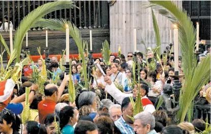  ??  ?? El cardenal Carlos Aguiar encabezó la homilia en la Catedral Metropolit­ana.