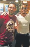  ??  ?? FAN. El chef Nus “Salt Bae” Gökçe agasajó a Leo Messi.