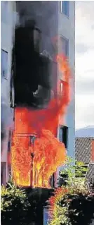  ??  ?? Aus der versperrte­n Wohnung schlugen meterhohe Flammen