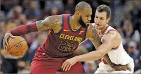  ??  ?? LeBron James van Cleveland Cavaliers probeert langs een van zijn verdediger­s te gaan. (Foto: Nusport)