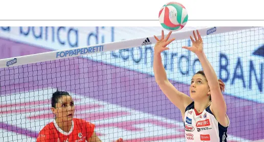  ??  ?? Palleggiat­rice Sladjana Mirkovic è alla prima stagione a Bergamo. La squadra, dopo una brutta partenza, è in crescita e con Brescia ha ottenuto la terza vittoria consecutiv­a (foto Rubin Lvf)