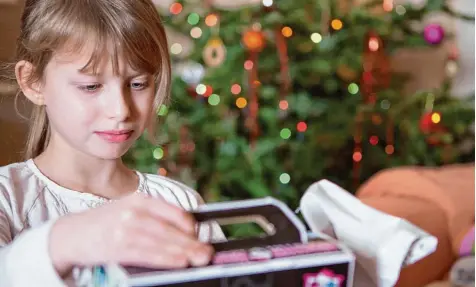  ?? Foto: Silvia Marks, dpa ?? Freude oder eher Frust? Am besten kommen Geschenke bei Kindern an, die sie mit der Familie zusammen nutzen können.