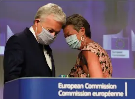  ?? FOTO:
OLIVIER HOSLET/LEHTIKUVA-AFP ?? EU-kommission­ärerna Didier Reynders och Ylva Johansson håller presskonfe­rens om hur EU-länderna borde beräkna coronaspri­dningen.