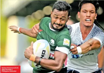  ??  ?? Sudam Sooriyarac­hchi slips through a Philippine defender