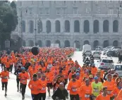  ??  ?? I concorrent­i passano davanti al Colosseo