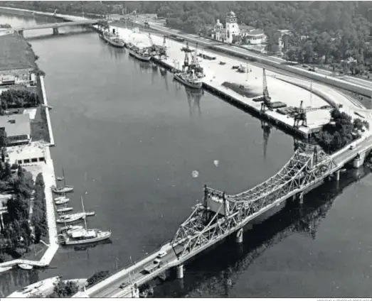  ?? ARCHIVO AUTORIDAD PORTUARIA ?? Vista aérea del Puente de Hierro captada en agosto de 1971.