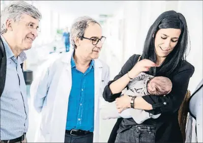  ?? XAVIER CERVERA ?? Los ginecólogo­s Francesc Carmona y Francesc Fàbregues junto a la paciente M.ª José Ortega y su bebé