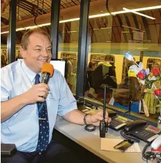  ?? Foto: Stephanie Lorenz ?? Norbert Grünleitne­r kümmert sich nicht nur darum, dass im U-Bahn-Verkehr alles rundläuft, er unterhält die Fahrgäste auch mit zünftigem Humor.