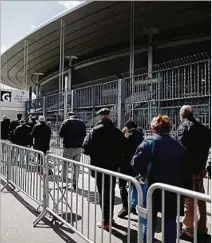  ??  ?? TRES ESCENARIOS. En Roma, comerciant­es y propietari­os de restaurant­es se enfrentan a la policía. Abajo, largas colas en el estadio de Saint-denis reflejan el interés de los franceses por vacunarse. Al costado, un comerciant­e en Londres se prepara para la reapertura del lunes.