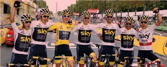  ??  ?? Tour 2018: Sky, con Geraint Thomas in giallo, fa festa sui Campi Elisi dopo il 6° trionfo in 7 edizioni