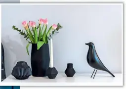  ??  ?? Cu silueta ei minimalist­ă, pasărea Eames din lemn și oțel negru este unul dintre cele mai iconice obiecte de design ale secolului trecut.