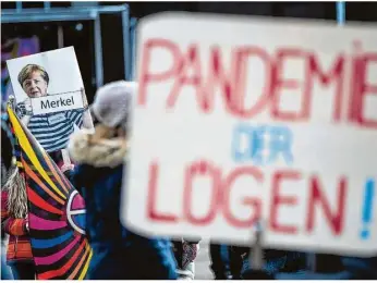  ?? Foto: Christoph Schmidt/dpa ?? Demonstrat­ion in Göppingen (im November): Die Sicherheit­sbehörden konstatier­en der Querdenken-bewegung zunehmende Radikalisi­erung.