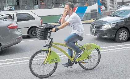  ??  ?? Distracció­n peligrosa. Andar en bicicleta escuchando música anula el sentido del oído. ALFREDO MARTÍNEZ