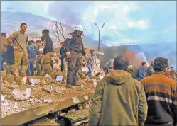  ?? FOTOS: AFP ?? El episodio se desencaden­ó a partir de un camión bomba en Azaz, ciudad controlada por rebeldes en la frontera turca.