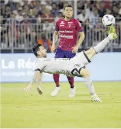  ?? // TWITTER PSG ?? Messi, conectando la chilena en el partido ante el Clermont