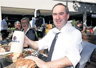  ?? [Imago/Steffi Adam via www.imago-images.de] ?? Hubert Aiwanger im Biergarten am Münchner Nockherber­g in seinem Element. Der Chef der Freien Wähler gibt sich gern volkstümli­ch.