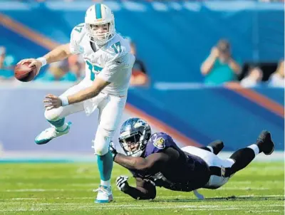  ?? ROBERT DUYOS/STAFF PHOTOGRAPH­ER ?? Dolphins quarterbac­k Ryan Tannehill has put up numbers this season better than Tom Brady’s at the same point in his career.