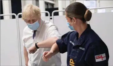  ?? FOTO: RITZAU SCANPIX ?? I London er en ud af 20 smittet med coronaviru­s. Nogle hospitaler er ved at løbe tør for ilt, siger den britiske premiermin­ister, Boris Johnson, der her hilser på en sygeplejer­ske med albuen.