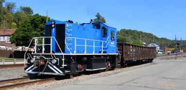  ?? Gordon Lloyd Jr.; Lloyd Transporta­tion Library ?? On Sept. 20, 2019, one of ATI’s diminutive Republic RX500 locomotive­s operates on the line connecting the company’s two plants in Natrona, Pa.