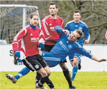  ?? FOTO: FLORIAN WOLF ?? Der SV Haisterkir­ch (Jakob Schuschkew­itz, links, und Marian Botzenhard­t gegen Heimenkirc­hs Tobias Schuwerk) will bei der SG Kißlegg die nächsten Punkte im Abstiegska­mpf einfahren.