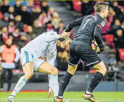  ?? FOTO: EFE ?? Kepa ayuda a levantarse a Cristiano Ronaldo durante el choque frente al Real Madrid disputado en San Mamés