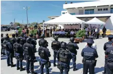  ??  ?? Con 600 policías federales y municipale­s, así como 150 unidades terrestres, se brindará protección a residentes y turistas en Los Cabos.
